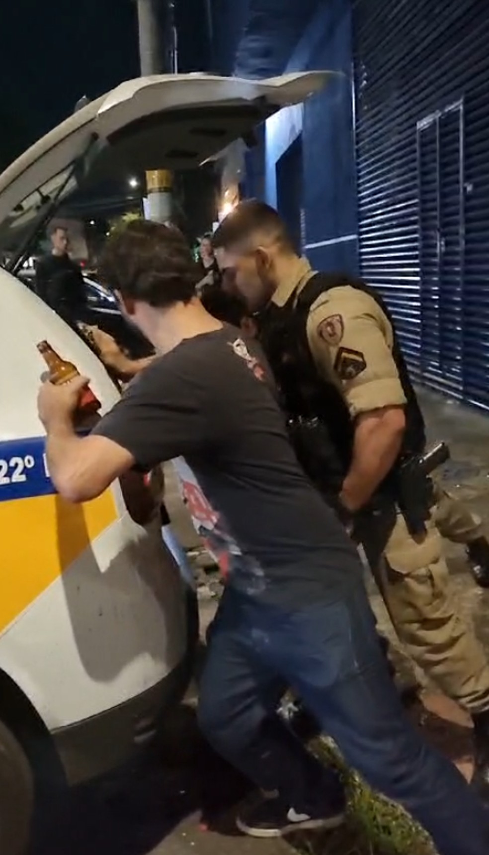 Mulher é agredida durante abordagem policial — Foto: Redes sociais