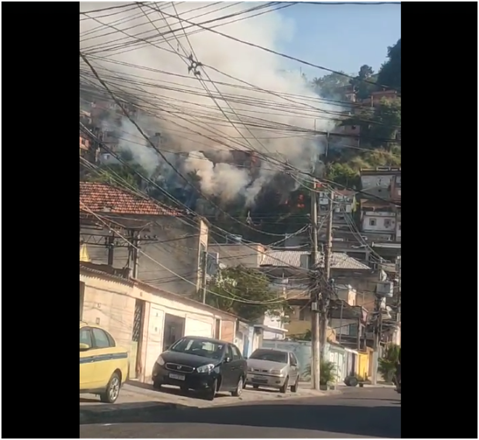 Incêndio atinge casas no morro do Sapo, no Complexo do Alemão, na tarde desta sexta-feira — Foto: Reprodução