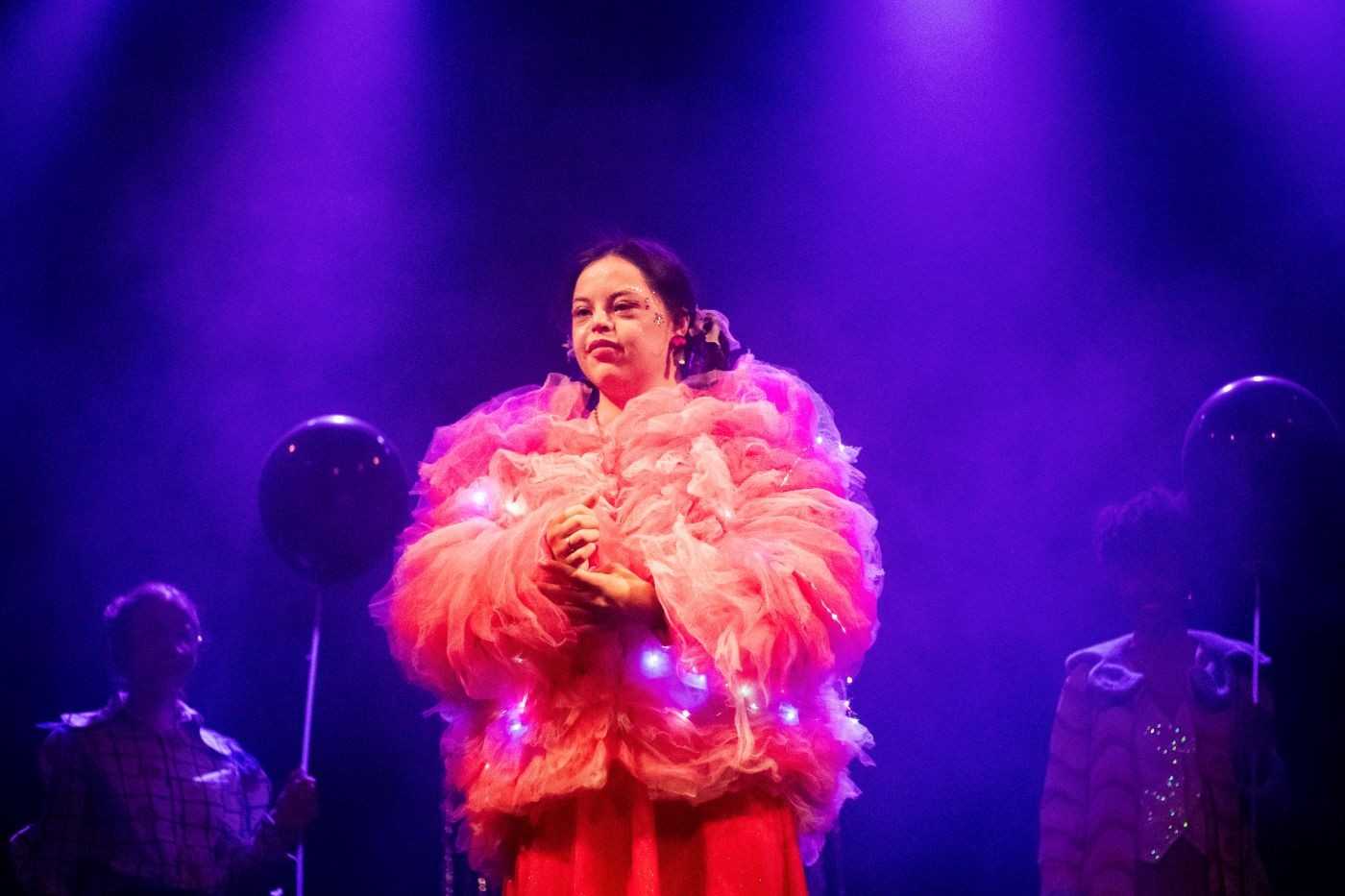 Atriz com Down conquista DRT e brilha no Festival de Curitiba