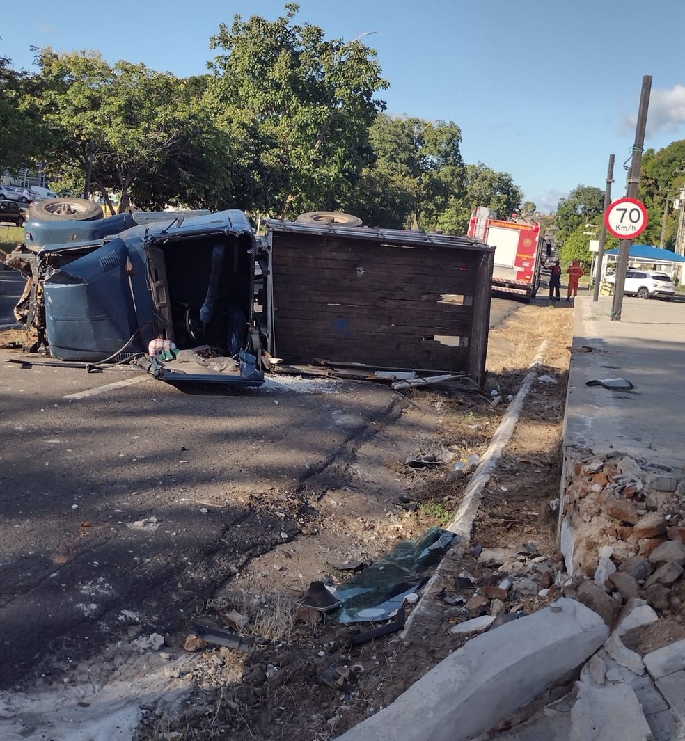 Condutor desviou de carro e subiu no meio fio antes de capotar em Teresina — Foto: Lívia Ferreira/g1 Piauí