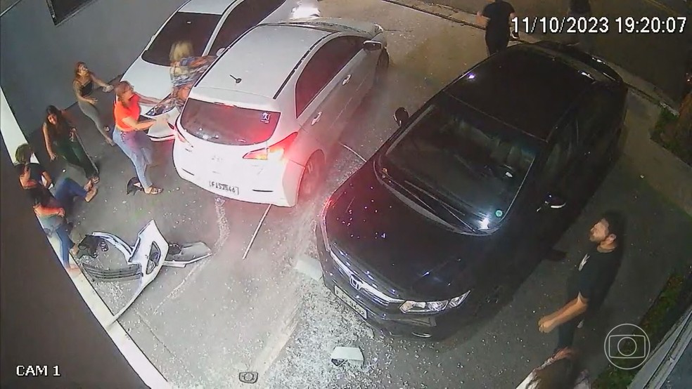 Mulher atropela várias pessoas após brigar por vaga de estacionamento na Grande SP — Foto: Reprodução/Jornal da Globo