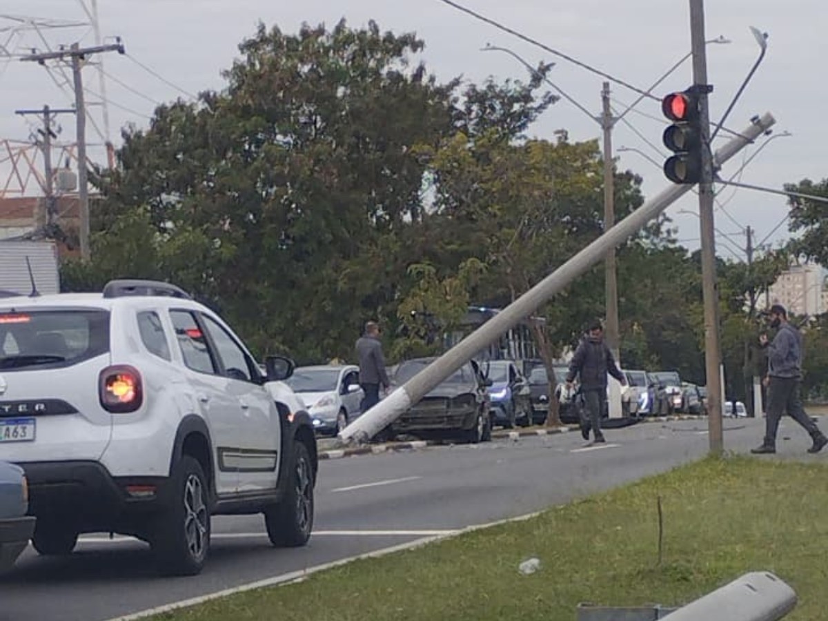 Acidente entre carro e moto na Francisco Von Zuben deixa ferido e derruba poste em Campinas
