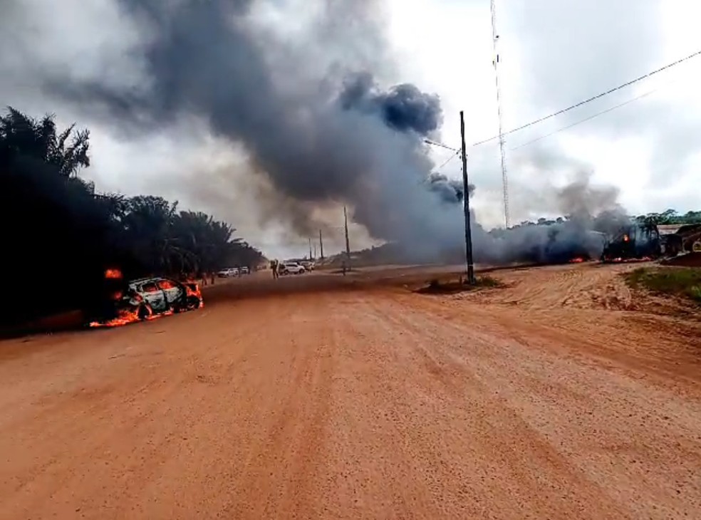 Segundo a empresa, equipamentos foram incendiados  por indígenas. — Foto: Reprodução