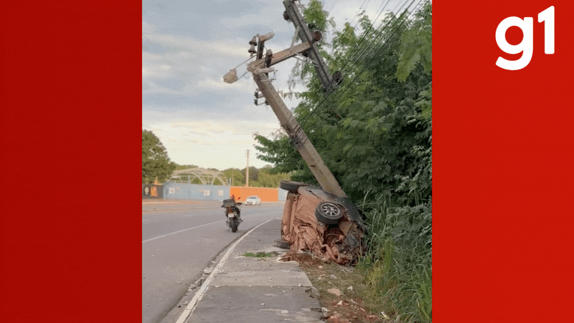 Carro capota, fica preso em poste de energia e deixa três pessoas feridas em Várzea Grande (MT)