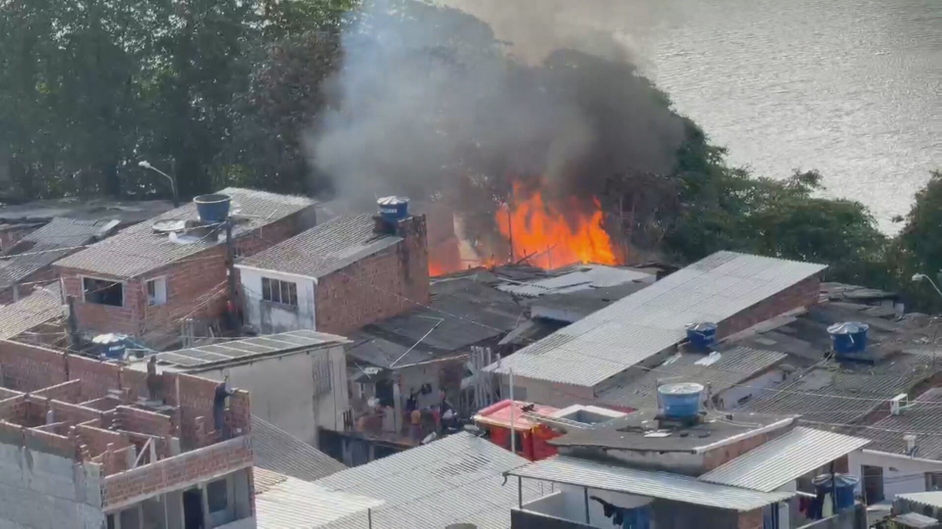Incêndio destrói quatro casas em comunidade; homem é denunciado por tentar matar pai e madrasta queimados