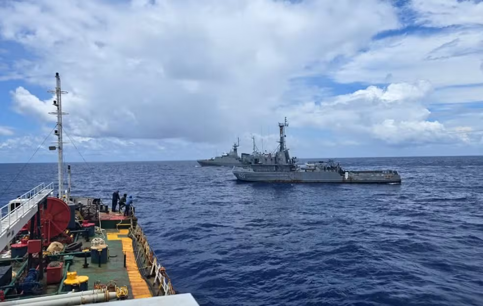 Navios foram realizar o resgate da embarcação africana — Foto: Divulgação/Marinha do Brasil