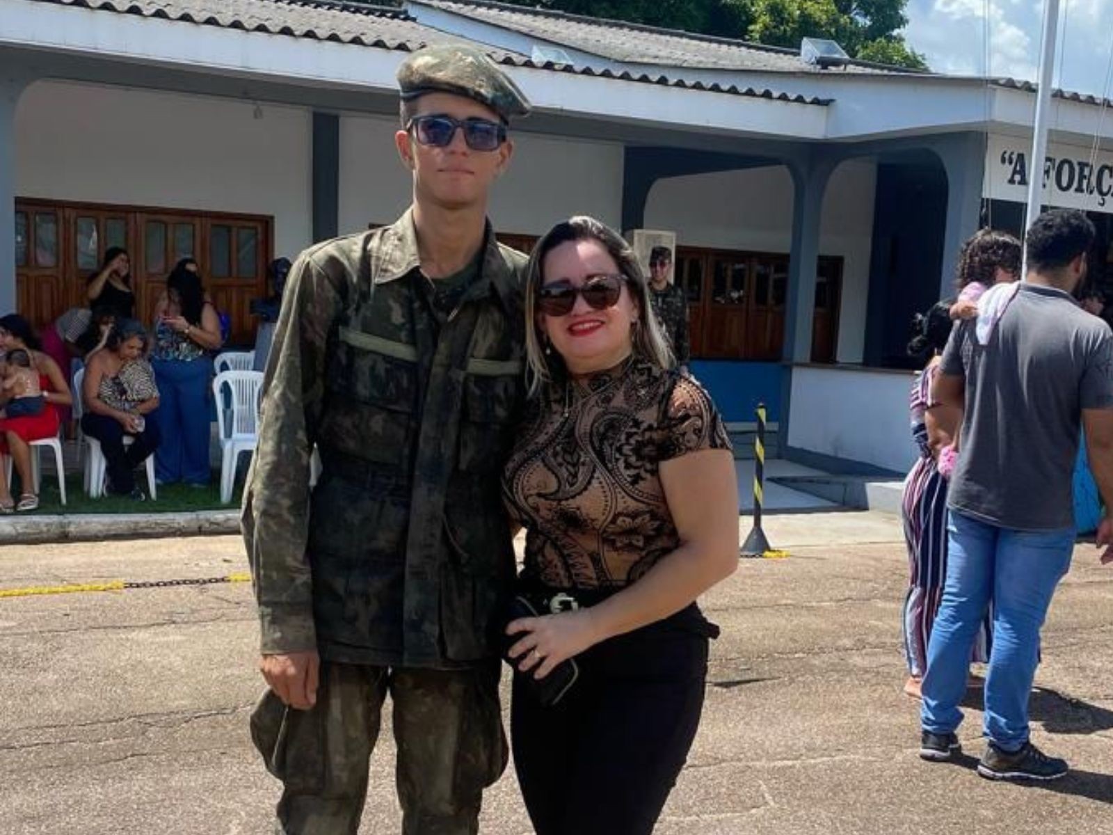 'Tomando remédio para suportar essa dor', diz mãe de jovem que morreu após bater moto contra meio-fio no AC