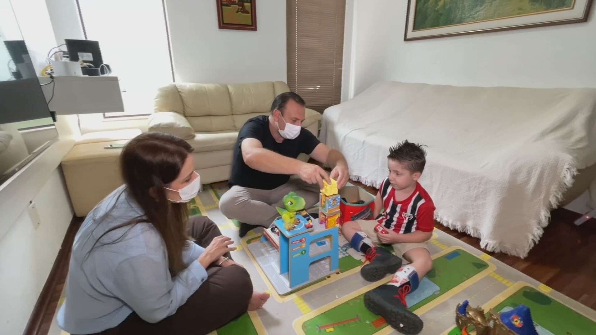 Campanha arrecada fundos para ajudar no tratamento milionário de menino com doença rara 
