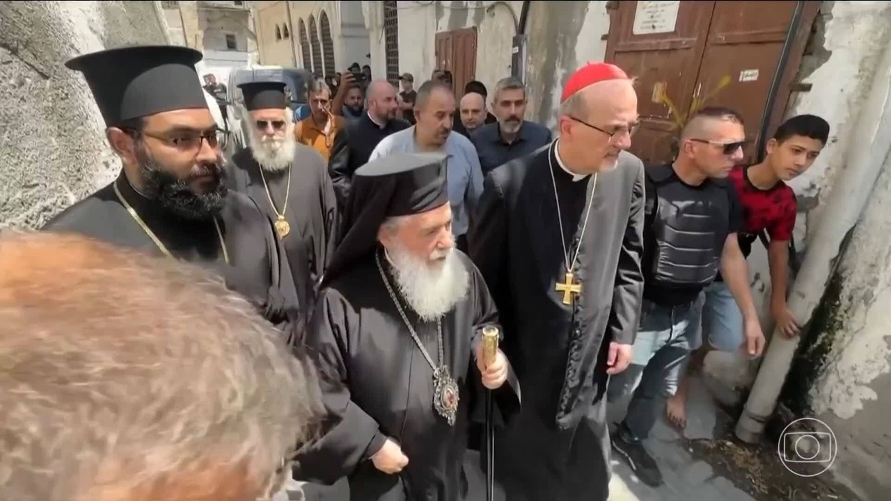 Patriarca de Jerusalém visita igreja em Gaza atingida em ataque israelense