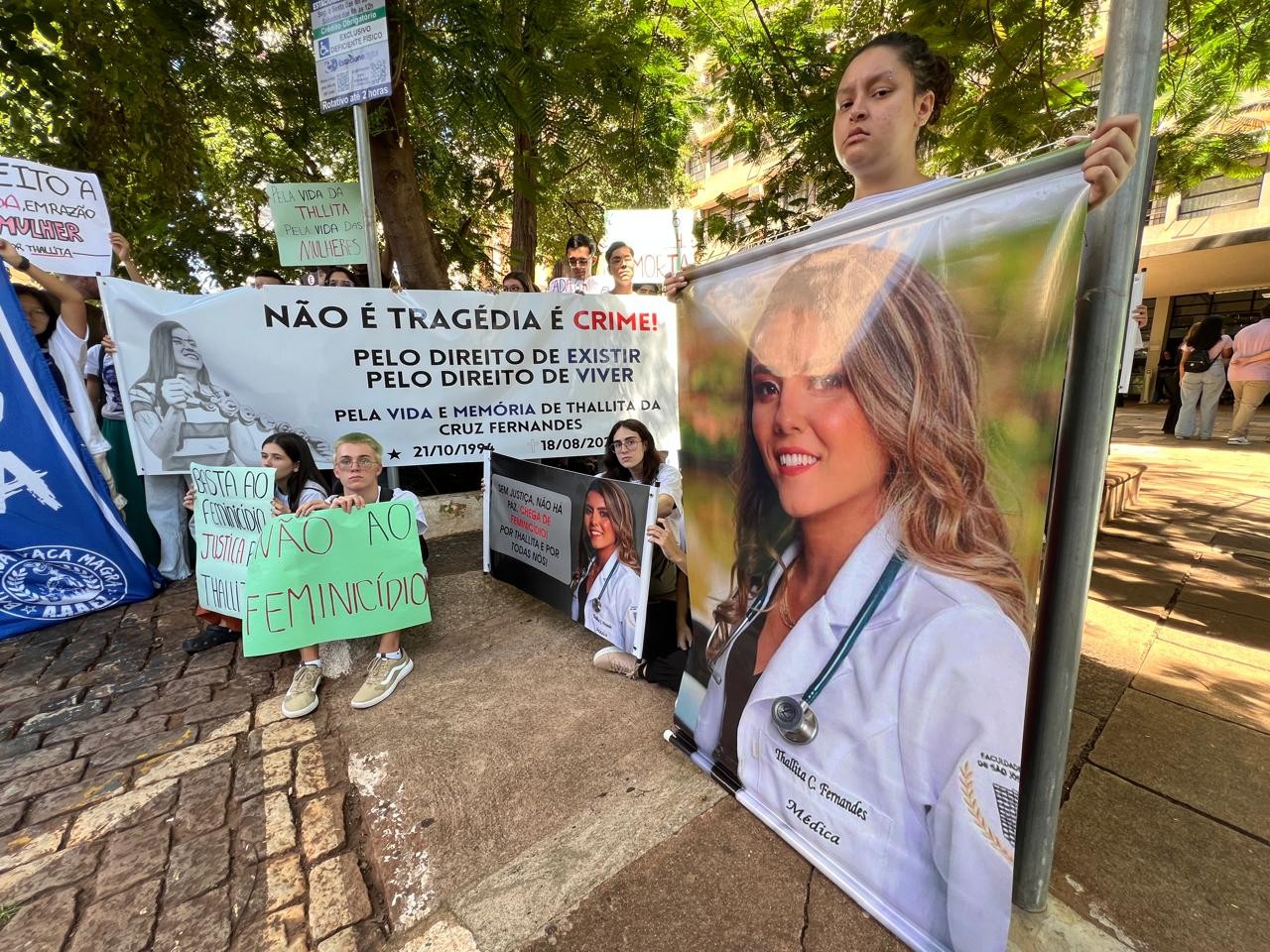 Protesto realizado em frente ao frum de Rio Preto (SP) no dia do jri popular do acusado de esfaquear mdica e esconder o corpo em uma mala  Foto: Rogrio Pedrozo/TV TEM