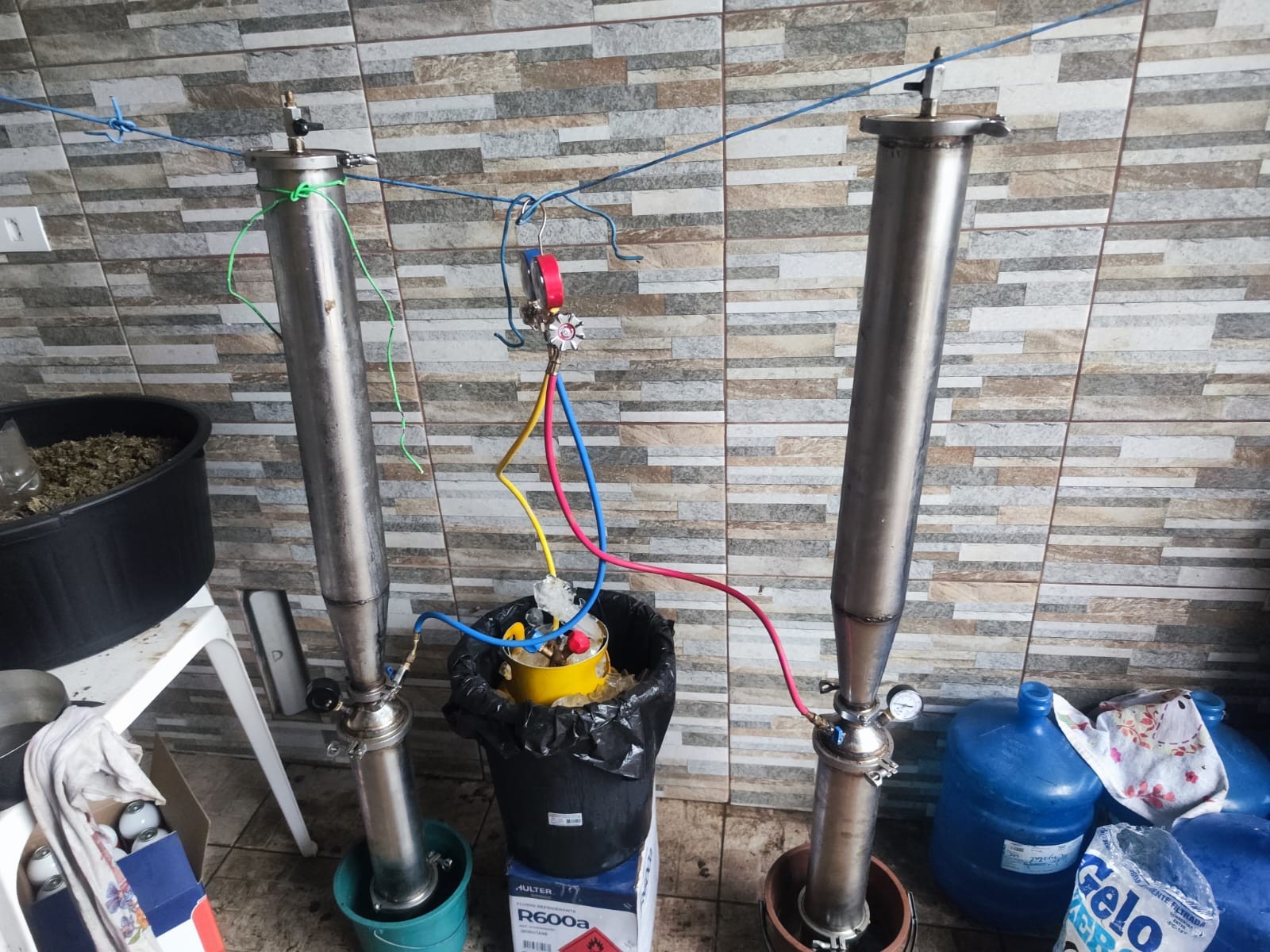 Polícia prende quadrilha que produzia drogas em laboratório clandestino no litoral de SP