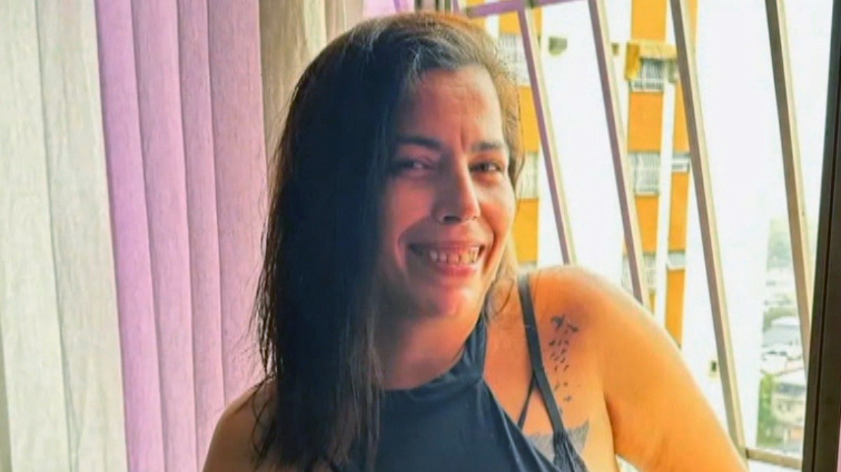 Mulher é morta a facadas, e namorado é preso; homem ainda enviou foto do corpo para ex-esposa 