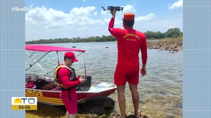 Bombeiros retiram motos de rio após barco afundar com 15 pessoas; duas morreram