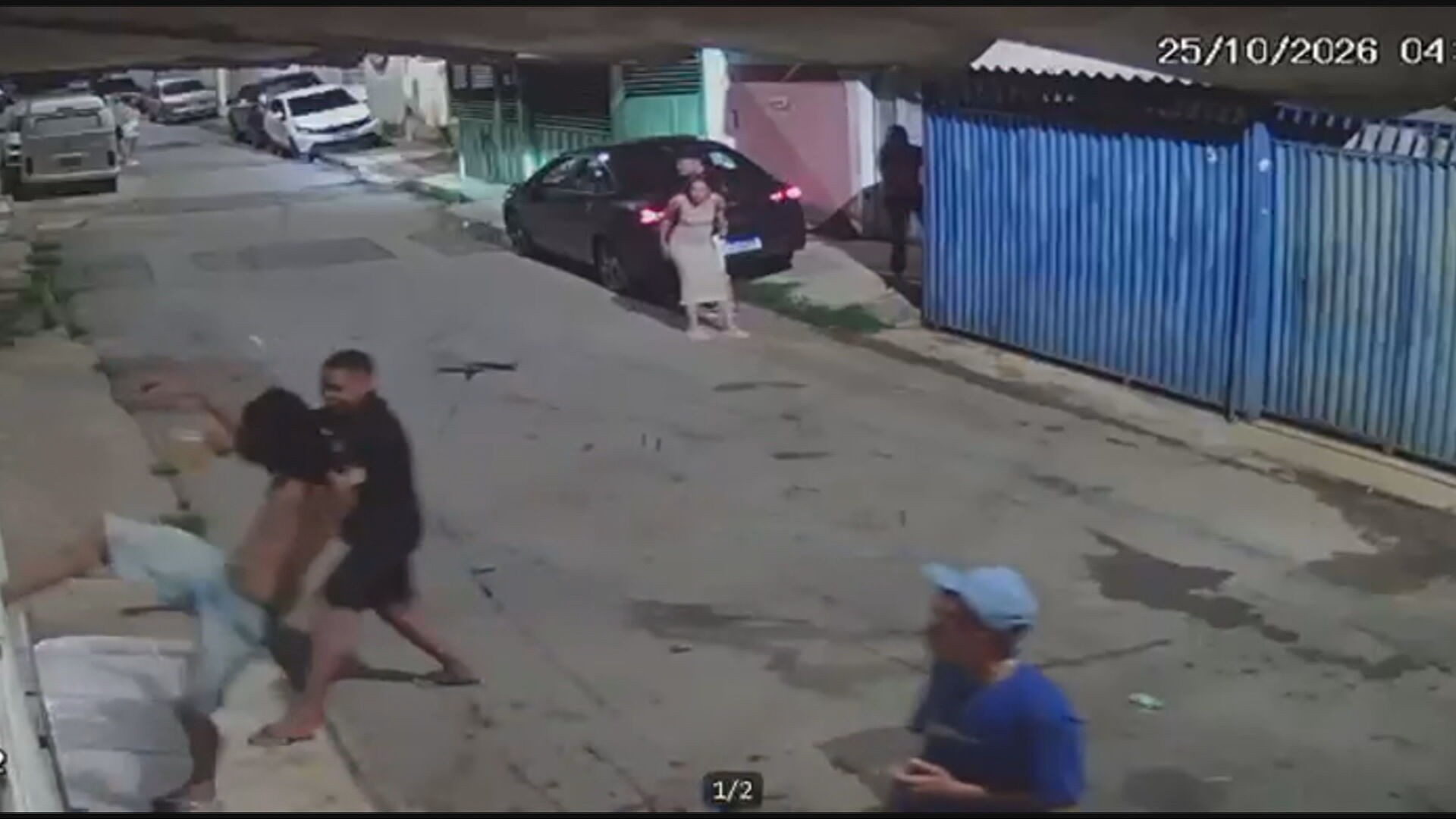 VÍDEO: após denúncia de som alto, grupo ataca carro da PM e destrói portão de vizinha no DF