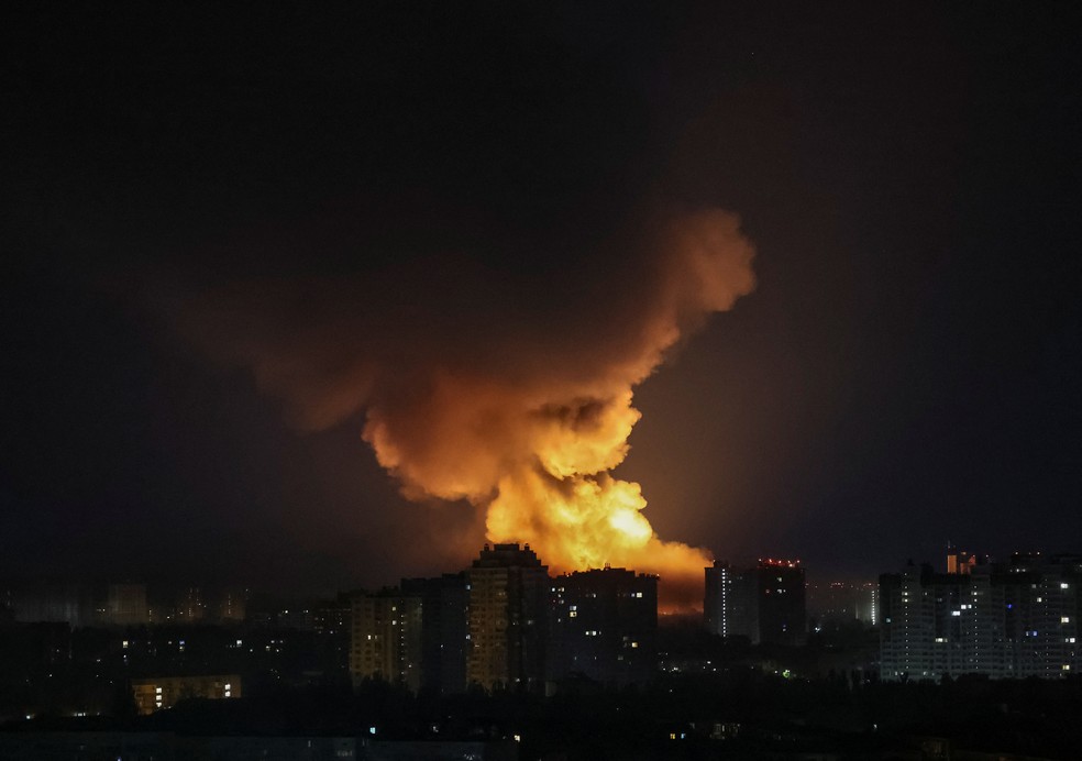 Densa fumaça é vista em Kiev após um míssil atingir a capital ucraniana durante a madrugada, em 4 de julho de 2025. — Foto: Gleb Garanich/ Reuters