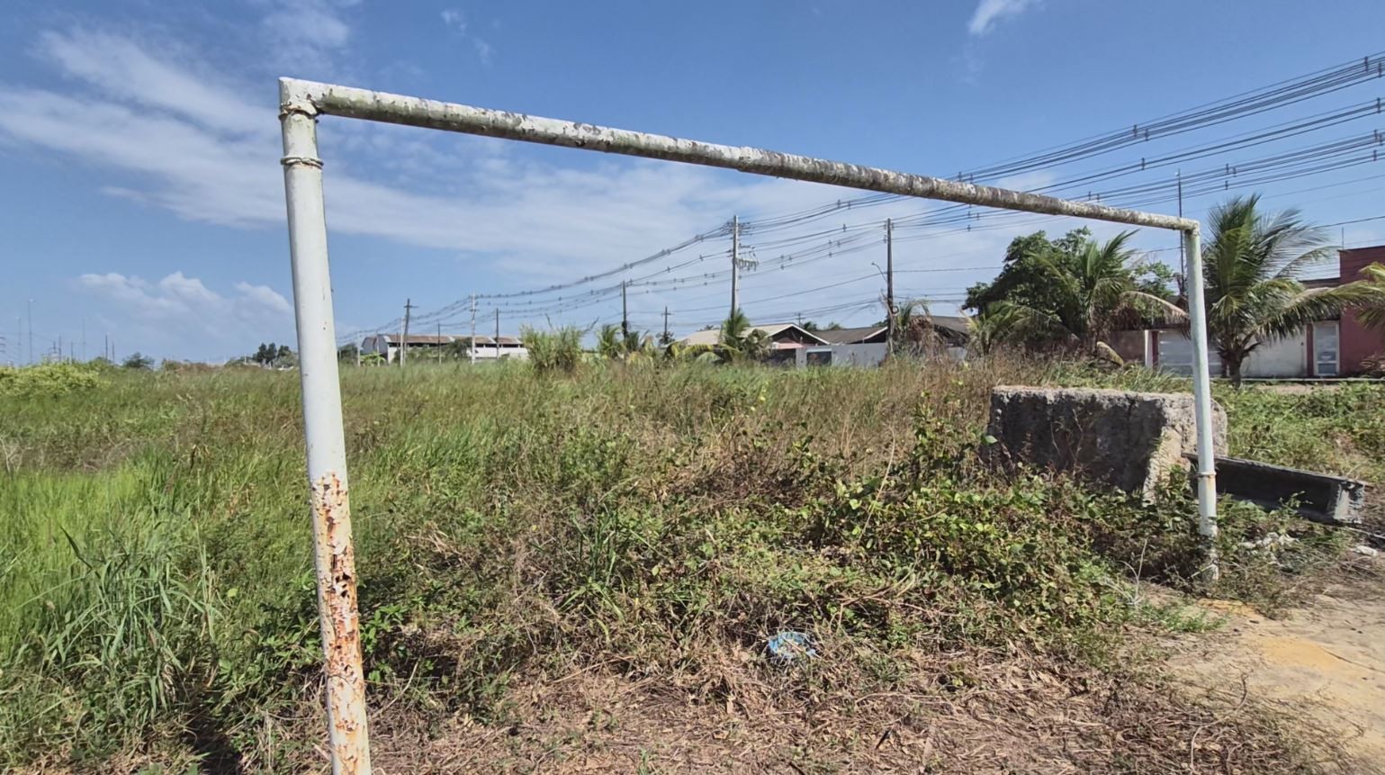 Único campo de lazer de bairro da Zona Norte de Macapá virou 'lixão' e matagal, relatam moradores