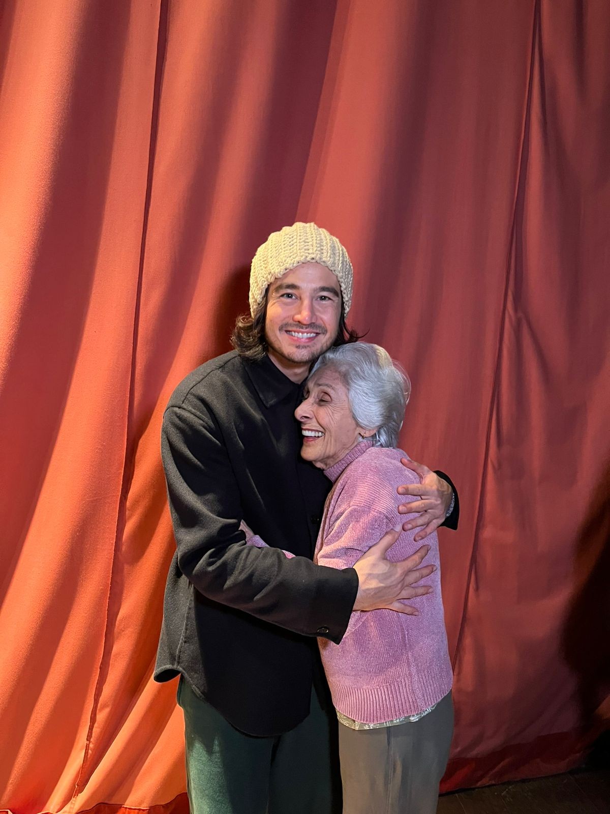 Vovó de 87 anos curte show de Tiago Iorc pela primeira vez, e cantor se derrete: ‘Dona Dalva tem meu coração’