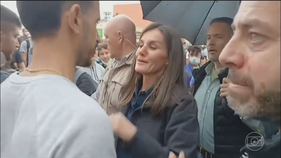 A rainha Letícia, com barro no rosto, chorou ao ver os estragos — Foto: Reprodução/TV Globo