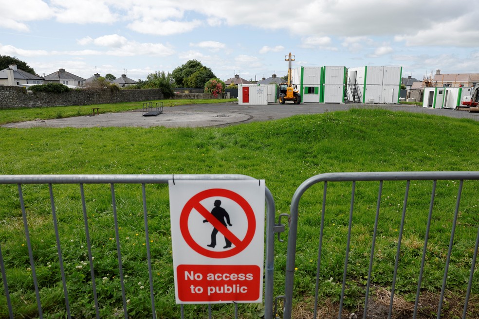 Local da escavação em Tuam, na Irlanda. — Foto: Clodagh Kilcoyne/Reuters