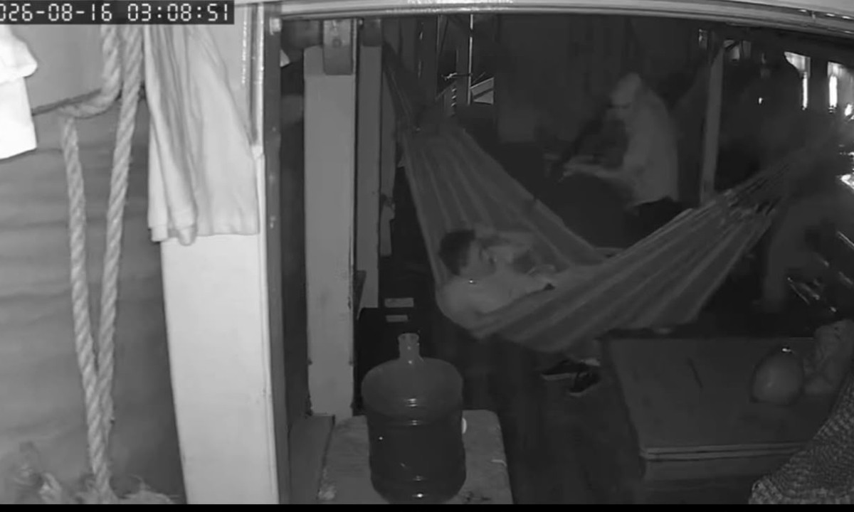 Vídeo mostra criminosos apontando armas para tripulantes durante assalto à embarcação no Amazonas