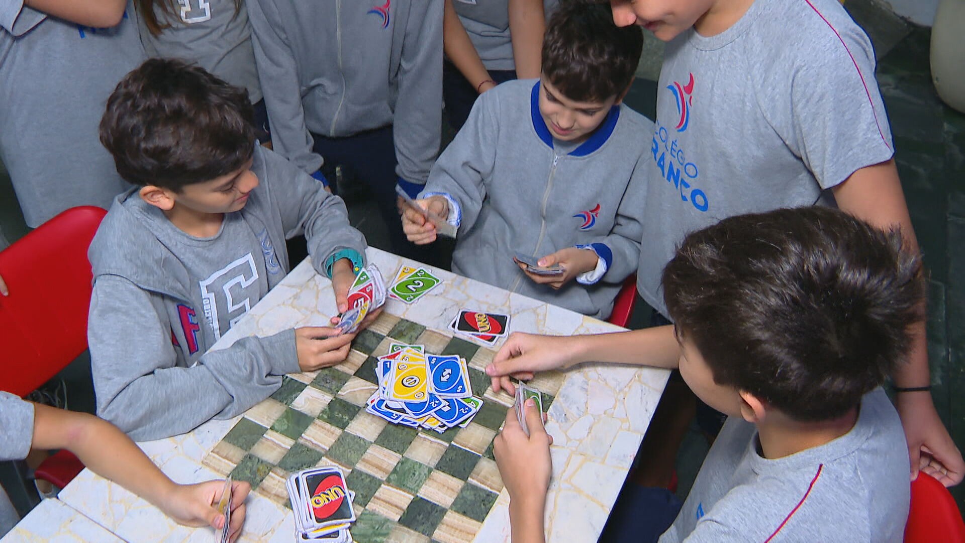 ‘Canga da leitura’ e ‘geladeira literária’: com banimento do celular nas escolas, alunos passam a ler e a interagir mais 