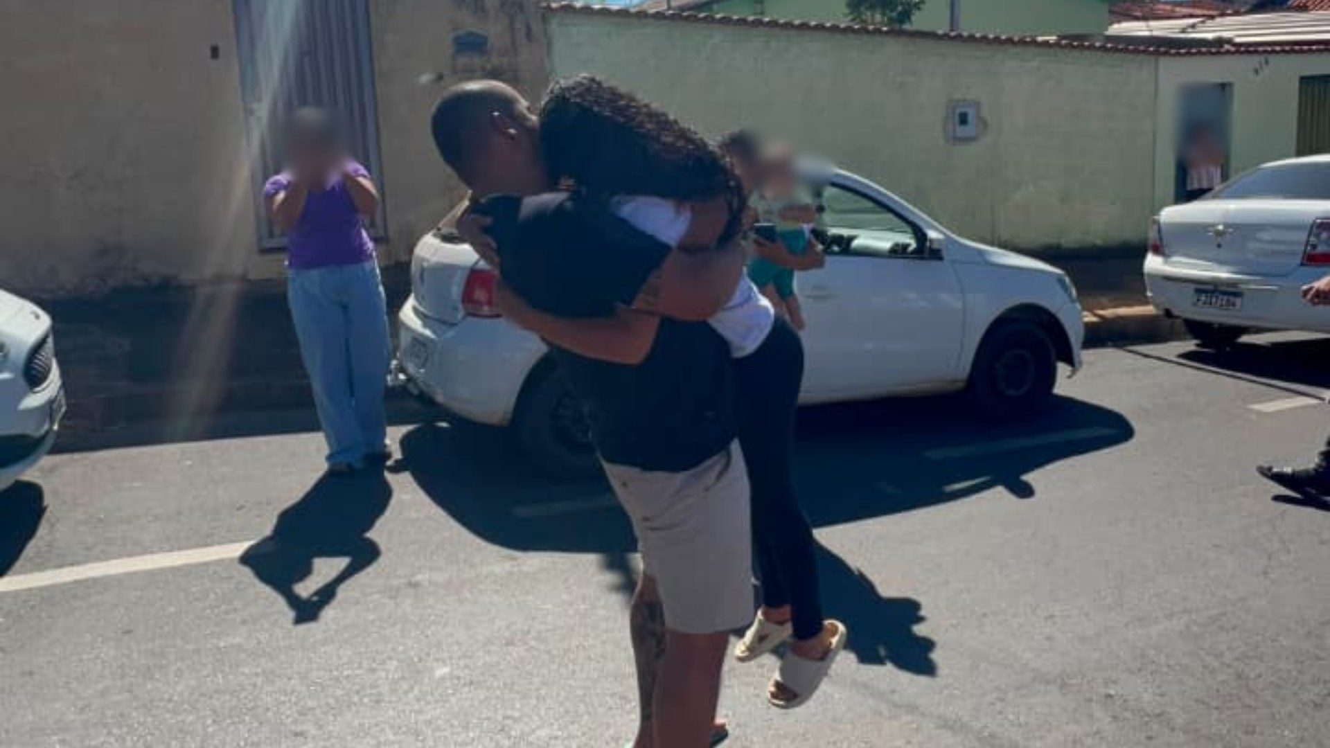 VÍDEO: Pai caminhoneiro surpreende filha com caminhão decorado na saída da escola em homenagem aos seus 15 anos