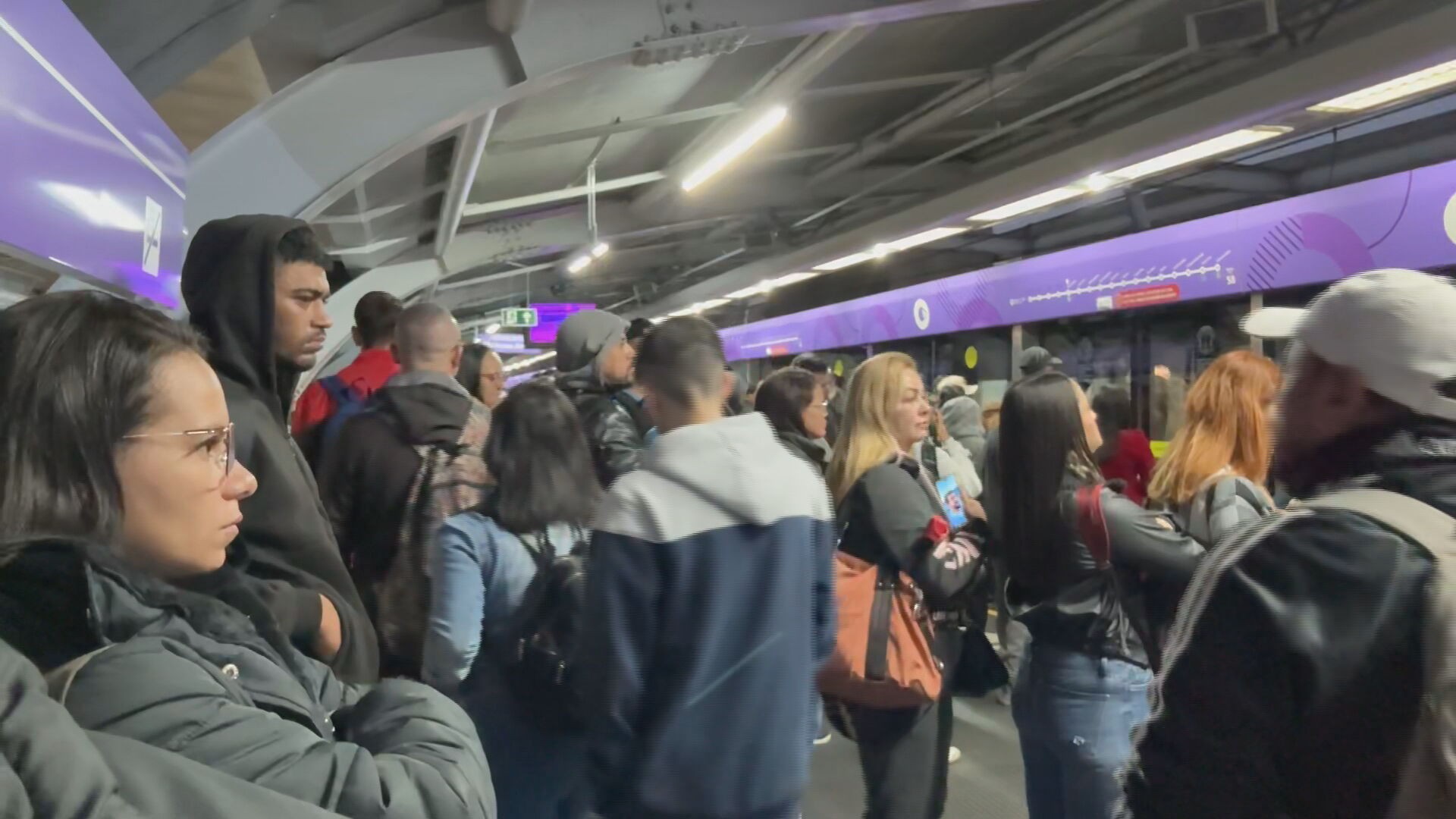 Falha em equipamento causa lentidão e maior tempo de parada nas estações da Linha 5-Lilás da ViaMobilidade nesta sexta-feira 