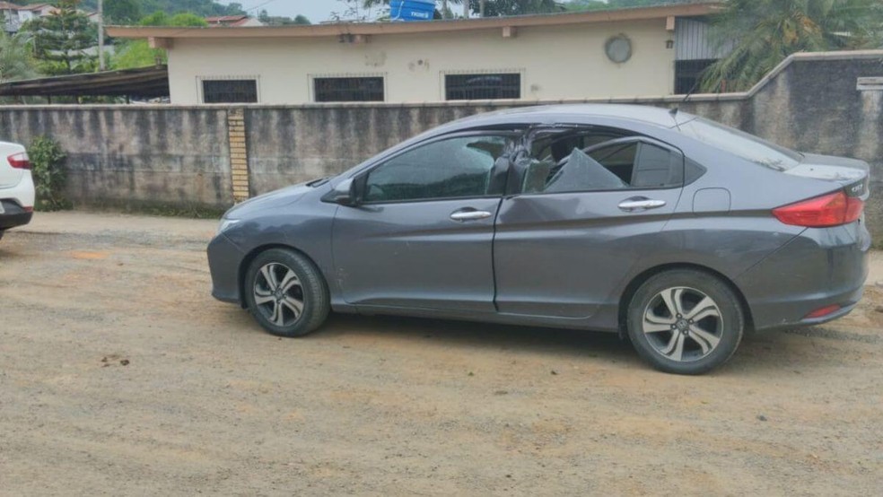 Carro atingido por pedra após explosão tardia durante obra em Blumenau — Foto: Valdelir Pinheiro/Arquivo pessoal