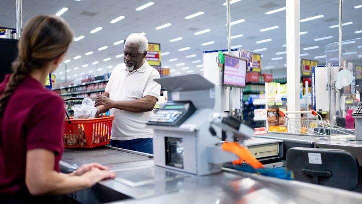 Trabalho no feriado vai mudar? Entenda a disputa que fez governo Lula adiar nova regra mais uma vez