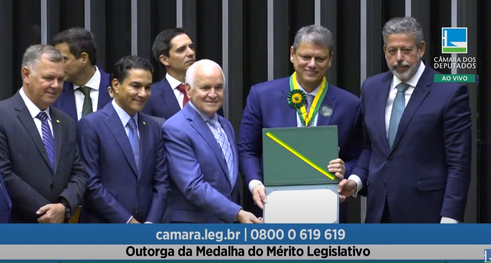 Tarcísio de Freitas recebe medalha do mérito legislativo em cerimônia na Câmara — Foto: Reprodução/TV Câmara