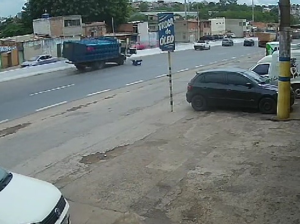 Homem cai de caminhão no Anel Rodoviário, em BH — Foto: Reprodução