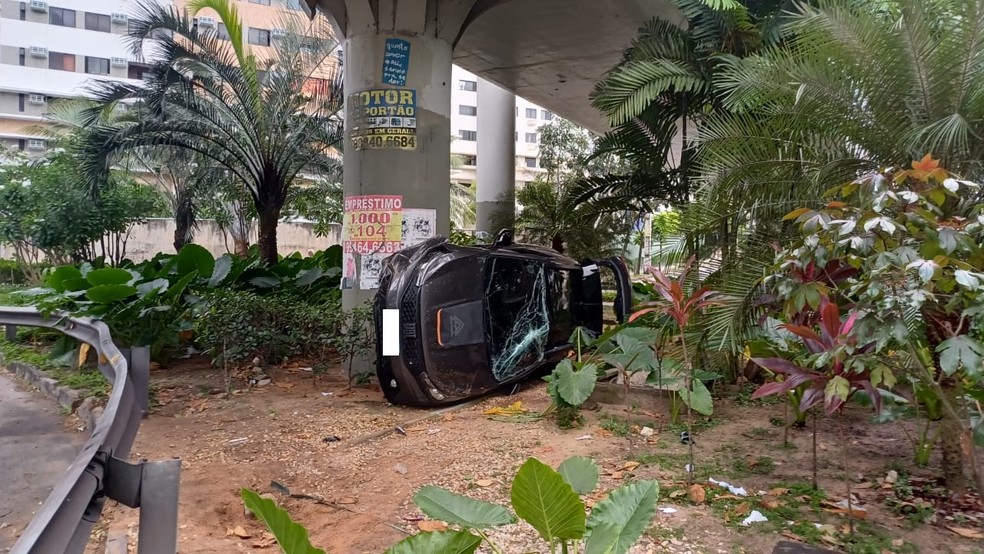 Carro perdeu o controle em curva e tombou embaixo de viaduto em Fortaleza. — Foto: Cléssio Rodrigues/ SVM