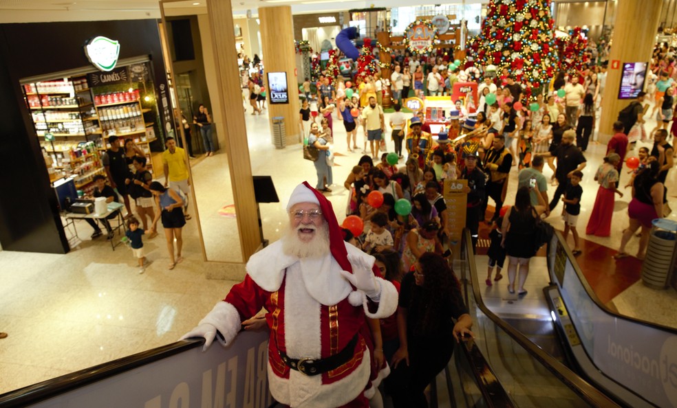 Este ano, o RioMar Fortaleza recebe o “Natal Musical” com destaque para uma árvore de 15 metros com incrível trajeto luminoso — Foto: Divulgação