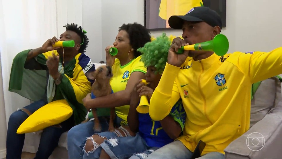 Pais de Ary Borges celebram a estreia com gols da jogadora pela Seleção Brasileira — Foto: Reprodução/TV Globo