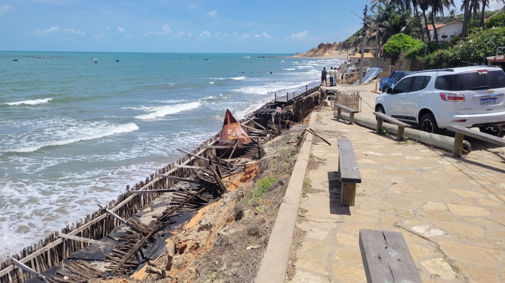 Avanço do mar destrói casas e comércios da praia da Peroba, em Icapuí. — Foto: Kilvia Muniz/Sistema Verdes Mares