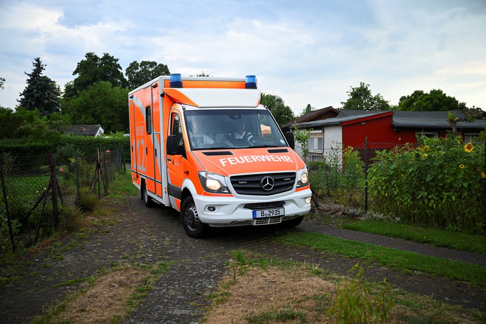 Um veículo de emergência no local de um conjunto de hortas comunitárias no subúrbio de Spandau, em Berlim, depois que um conhecido islamista, suspeito de atropelar uma van em uma multidão perto do desfile anual do Christopher Street Day Pride em Berlim no sábado à noite, foi baleado e morto em uma operação policial, em Berlim, Alemanha, 26 de julho de 2026. REUTERS/Annegret Hilse — Foto: Reuters