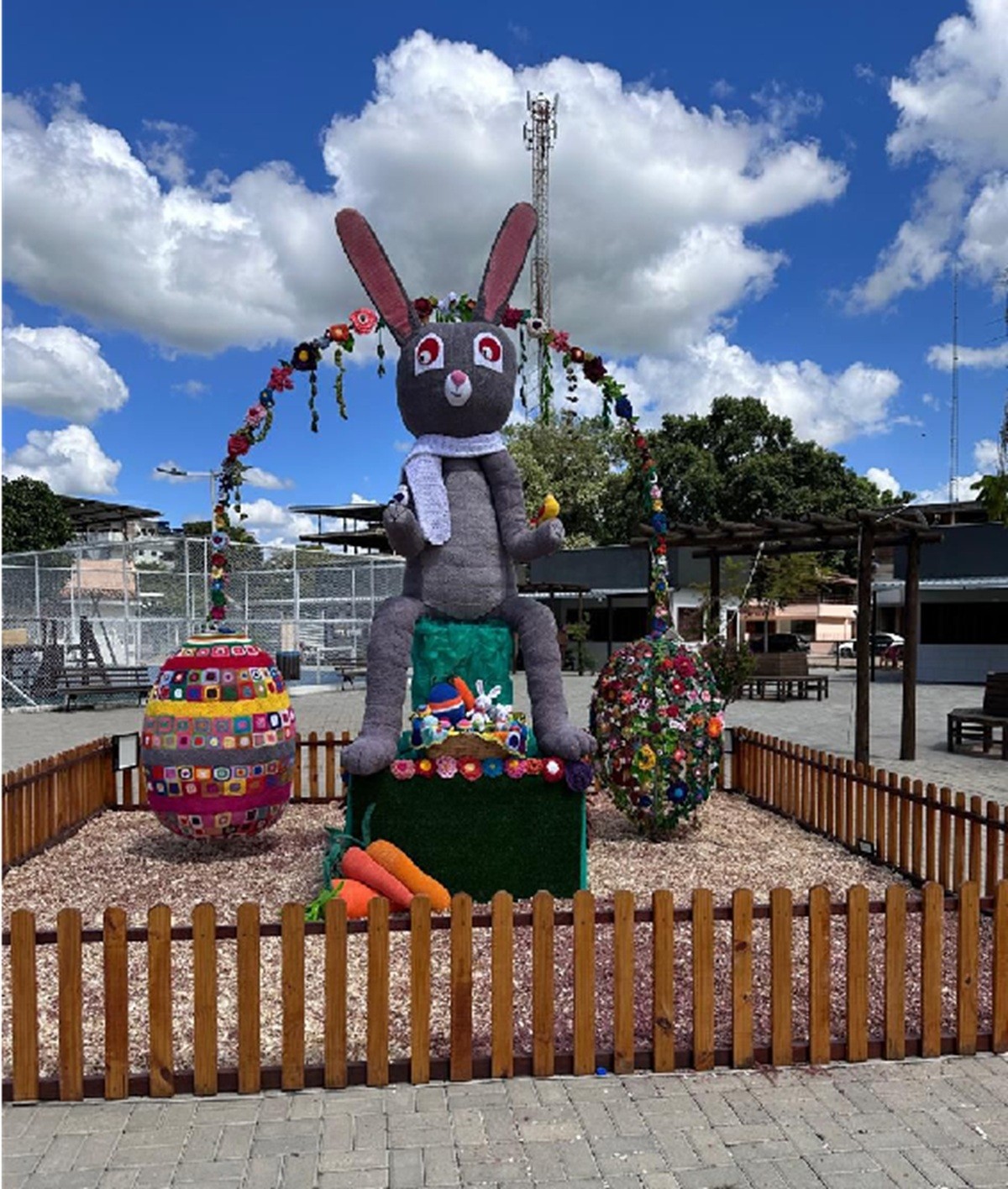 Crocheteiras de Cambuci criam cenário de Páscoa com coelho gigante e encantam visitantes