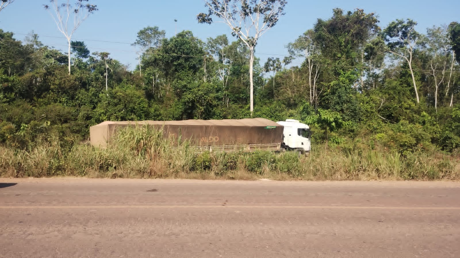 Homem e mulher morrem após batida entre carro de passeio e carreta na BR-163, no Cipoal, em Santarém