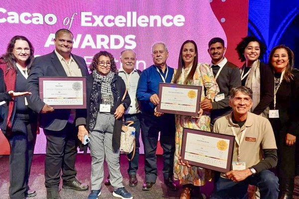 Miriam Federicci e os produtores Miriam Federicci e Robson Brogni levaram o primeiro e segundo lugar, respectivamente, entre as melhores amêndoas da América do Sul, na premiação Cocoa of ExcellenceBrogni — Foto: Agência Pará