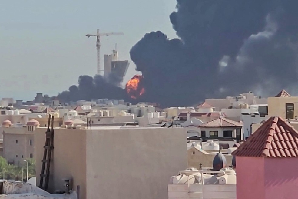 Imagem divulgada nas redes sociais em 18 de julho de 2026 mostra uma densa coluna de fumaça negra e chamas sobre a cidade de Mangaf, ao sul da Cidade do Kuwait. — Foto: AFP