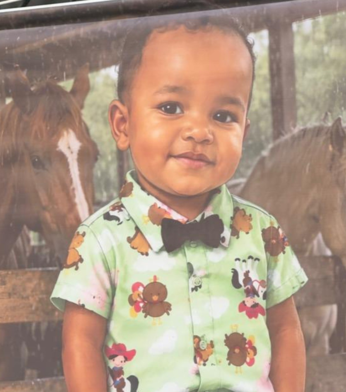 Carro invade calçada, mata menino de 2 anos e deixa irmã ferida em Maceió; motorista foi espancado e morto
