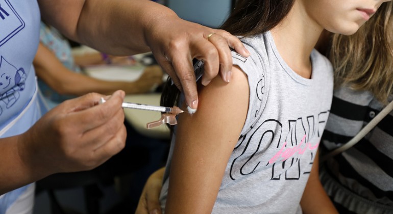 Vacinação contra dengue em Santa Bárbara atinge 6,8% do público-alvo; Saúde convoca pais via SMS