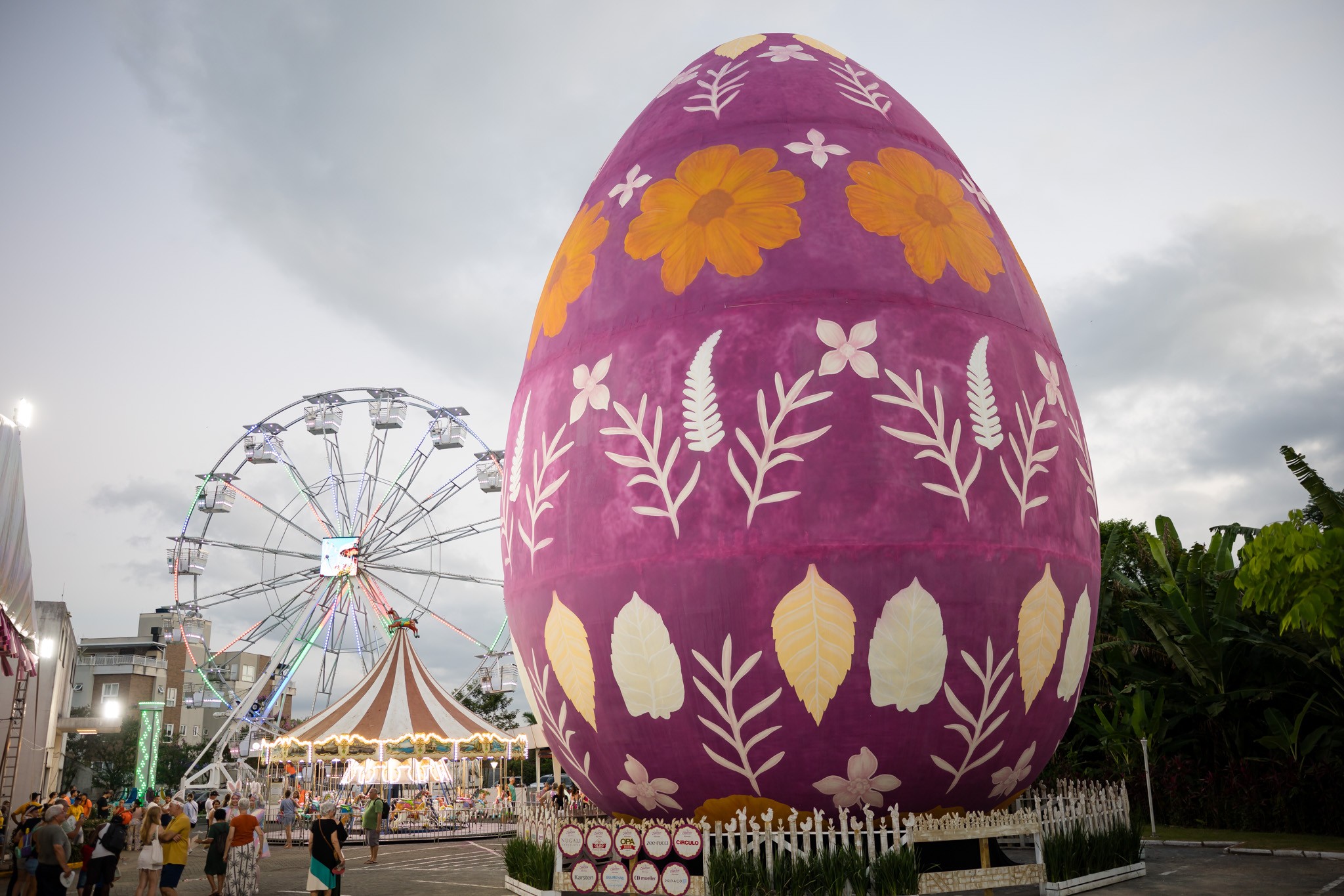 Festa de Páscoa com ovo gigante e árvore com 115 mil casquinhas ocorre até abril em SC