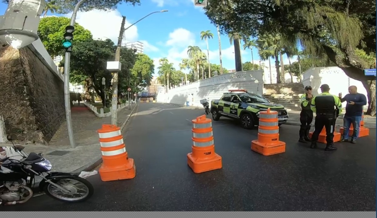 Caminhão bate em estrutura de viaduto e via que dá acesso à Avenida Contorno é bloqueada em Salvador 