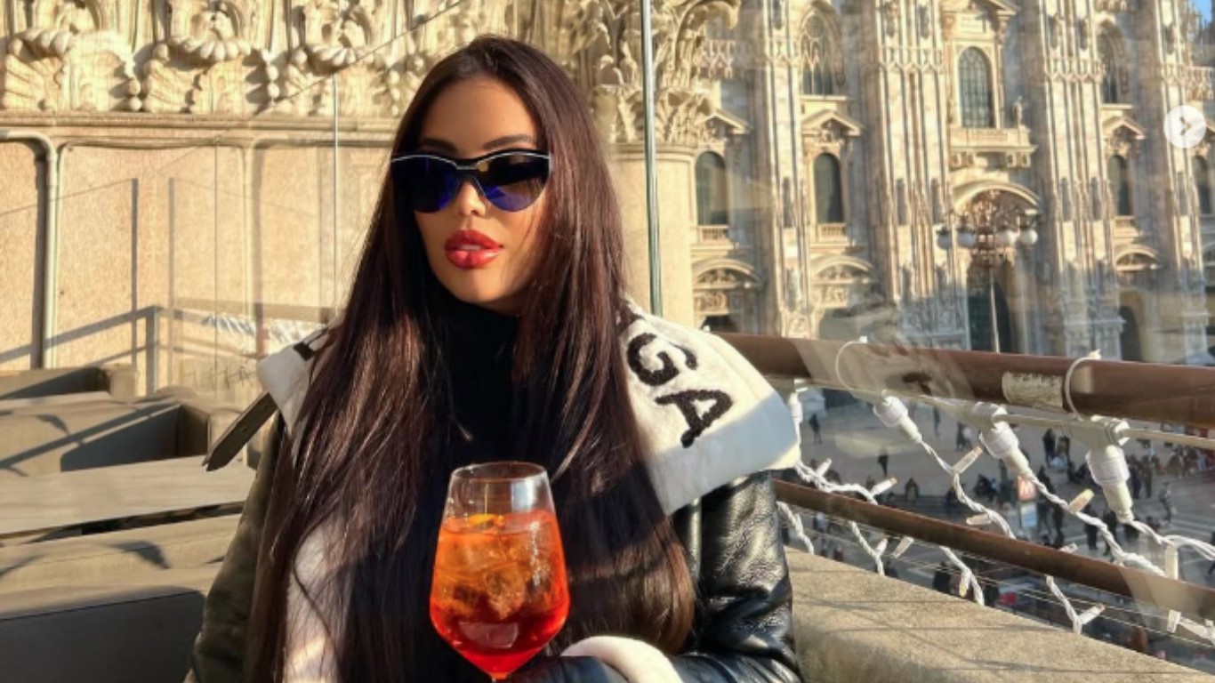 Mãe de modelo brasileira que morreu ao cair de prédio viaja a Dubai para buscar corpo de filha