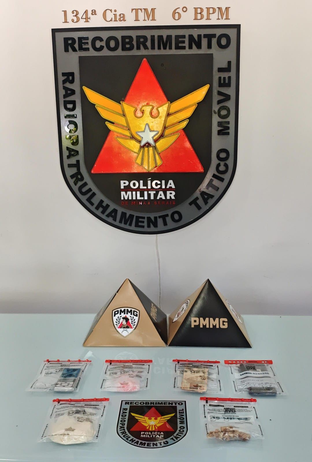 
Homem é preso após fugir ao ver PM e arremessar sacola com drogas em Governador Valadares