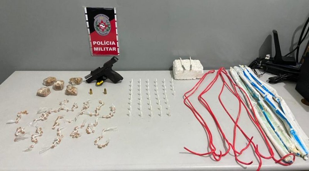 Dupla é presa com dinamite, arma e drogas em Santa Rita — Foto: Polícia Militar / Divulgação