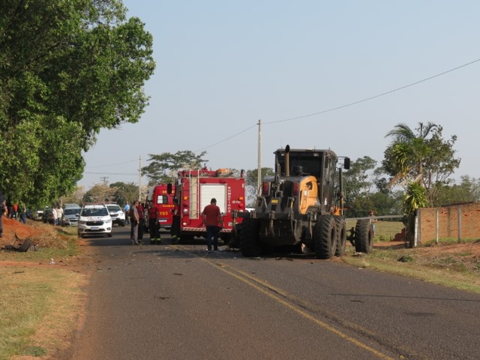 Homem morreu após colisão entre carro e motoniveladora em Dracena (SP) — Foto: Jorge Zanoni