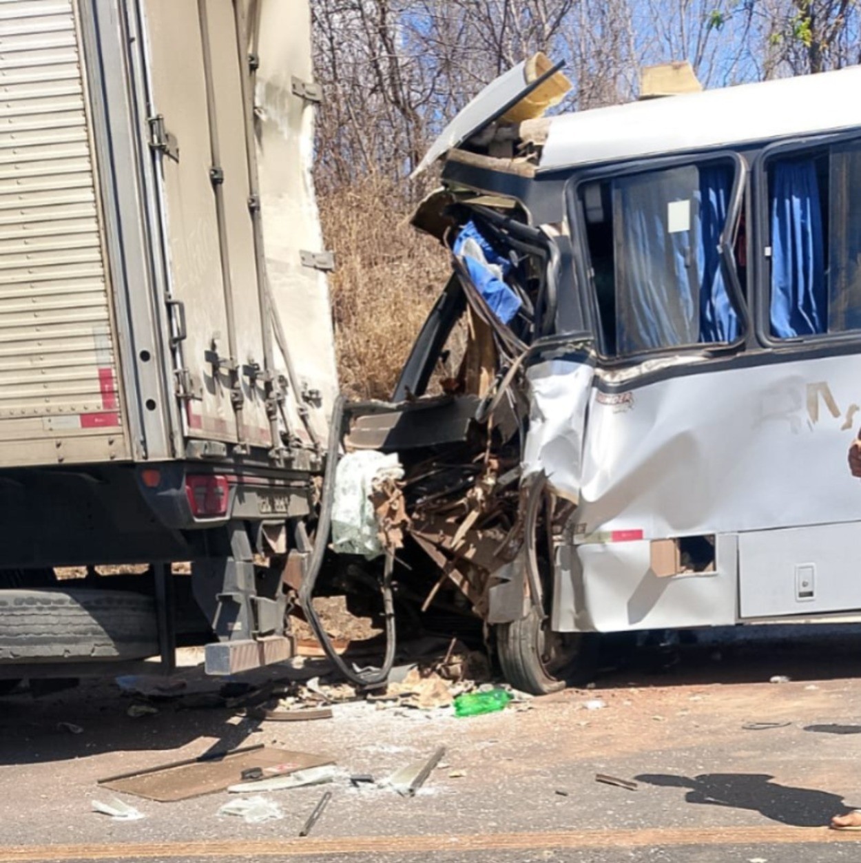 Acidente com micro-ônibus da saúde de Cristália deixa feridos na BR-251