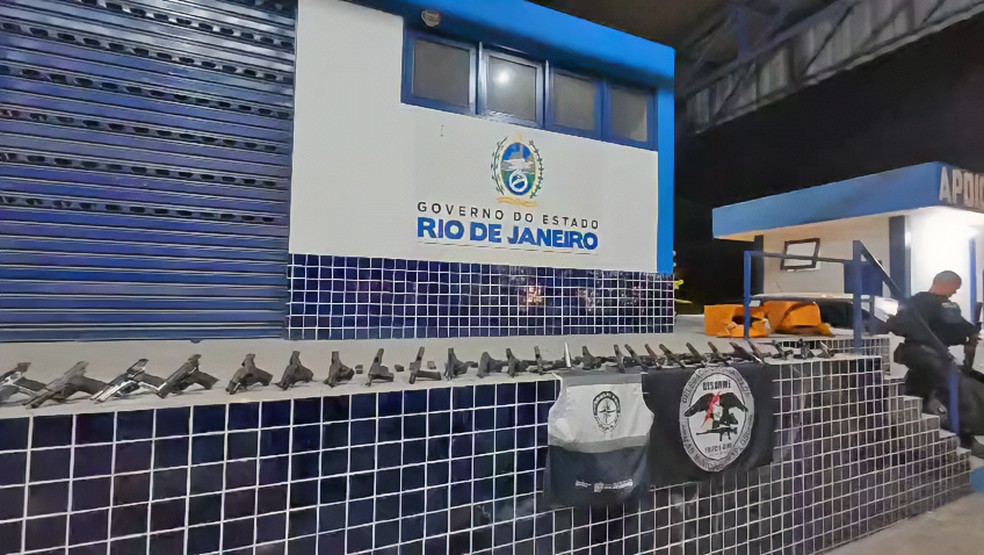 Pistolas estavam em um ônibus de turismo que vinha de SP — Foto: Divulgação/PCERJ